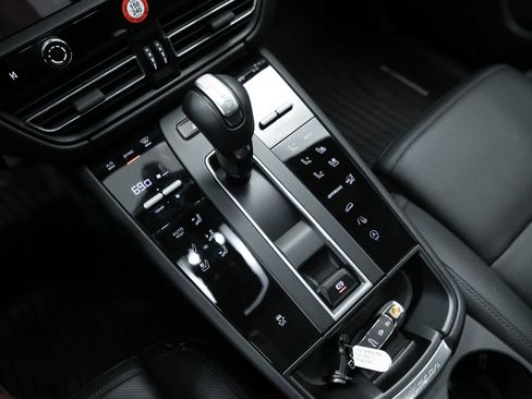 Certified 2026 Porsche Macan AWD/4WD image 28
