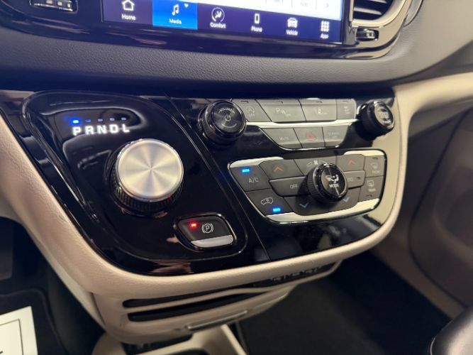 Used 2024 Chrysler Pacifica Touring-L FWD image 11