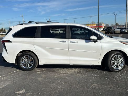 Certified 2024 Toyota Sienna Platinum image 10