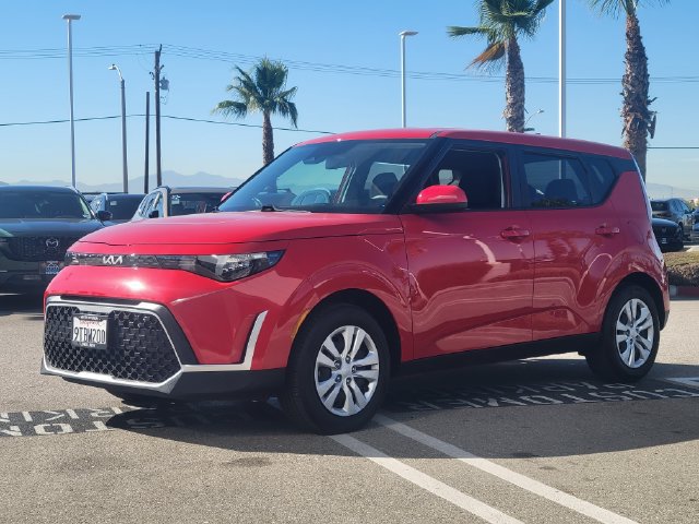 Used 2025 Kia Soul LX FWD image 2