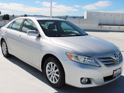 Used 2010 Toyota Camry XLE image 2