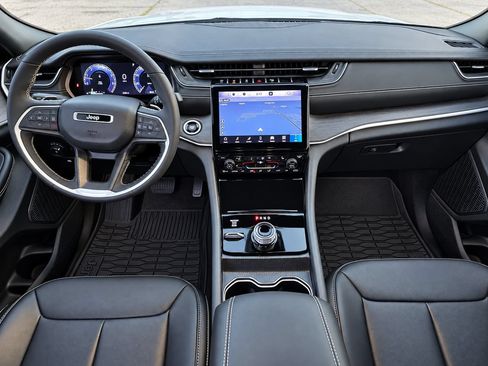 Used 2024 Jeep Grand Cherokee Limited w/ Black Appearance Package AWD/4WD image 28