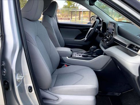 Used 2022 Toyota Highlander L image 8