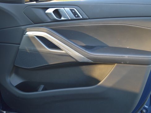 Used 2022 BMW X6 xDrive40i w/ M Sport Package image 33