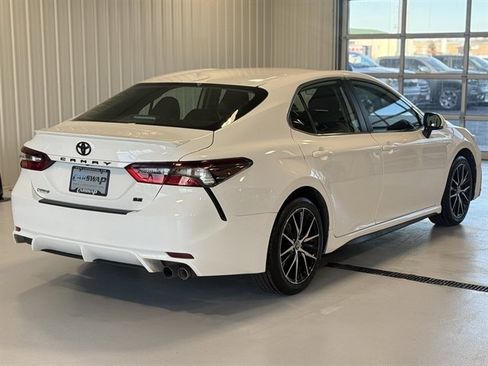 Used 2024 Toyota Camry SE image 3