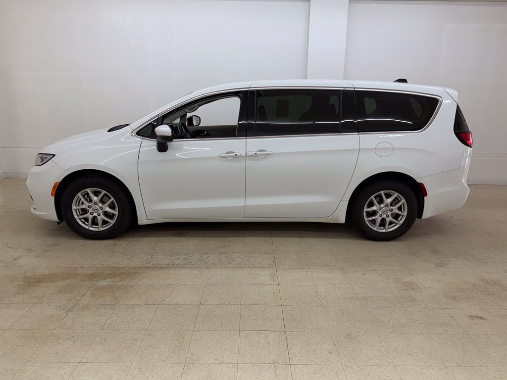 Used 2023 Chrysler Pacifica Touring-L FWD image 2