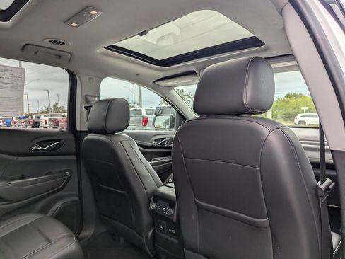 Used 2023 GMC Acadia SLT w/ Elevation Edition image 12