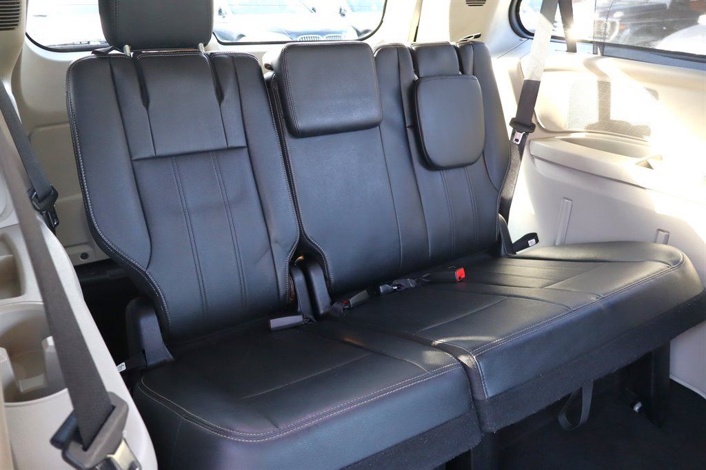 Used 2016 Chrysler Town & Country Touring FWD image 25