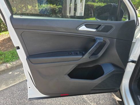 Used 2021 Volkswagen Tiguan SE R-Line image 9