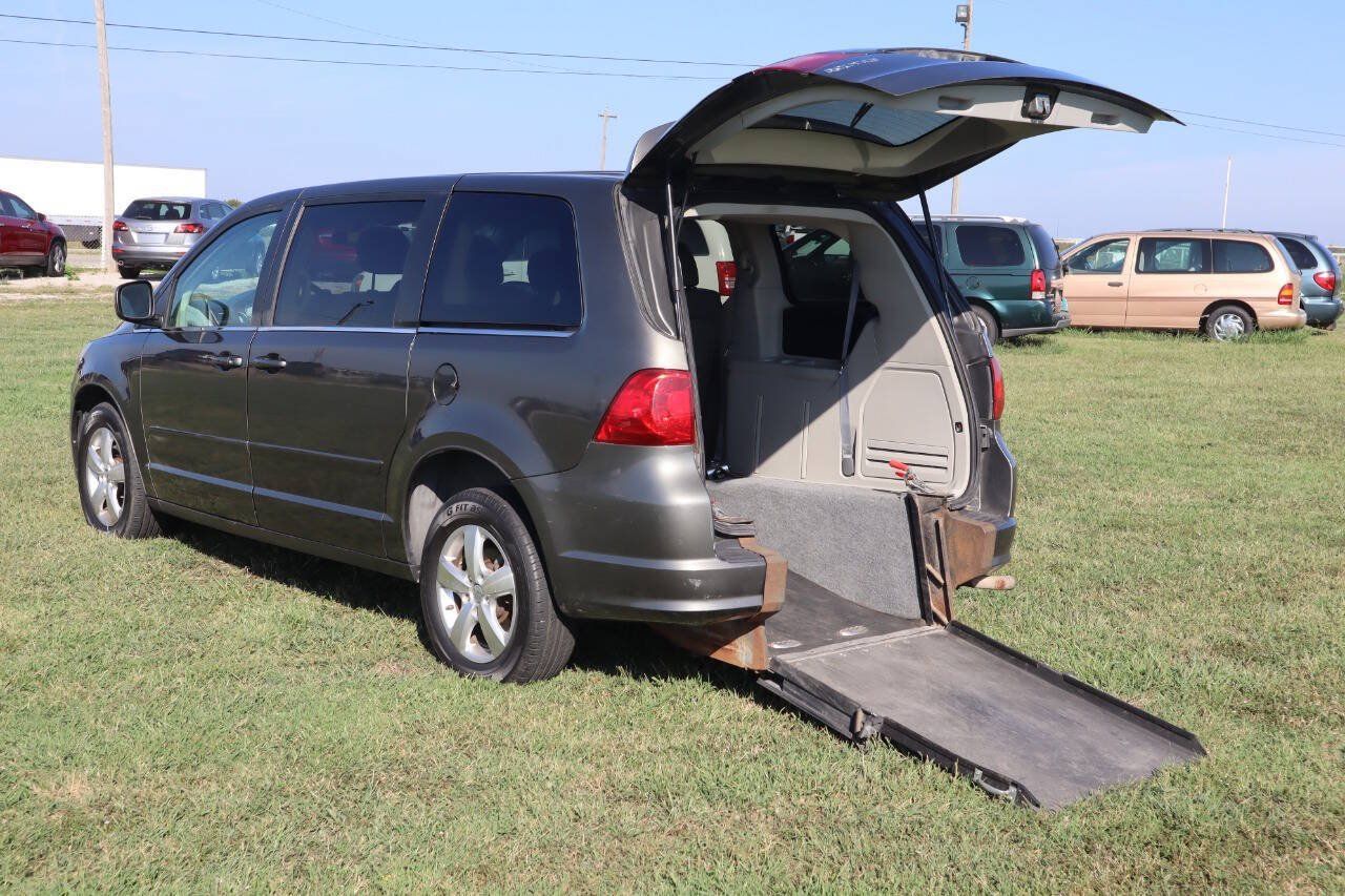 Used 2010 Volkswagen Routan SE FWD image 5