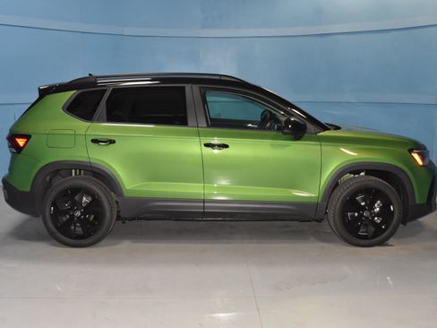 New 2026 Volkswagen Taos SE FWD image 17