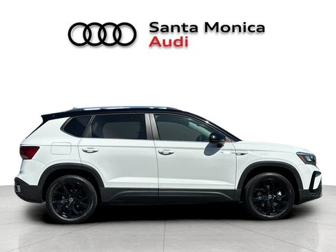Used 2023 Volkswagen Taos SE w/ Panoramic Sunroof Package FWD image 8