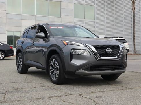 Used 2023 Nissan Rogue SV image 2