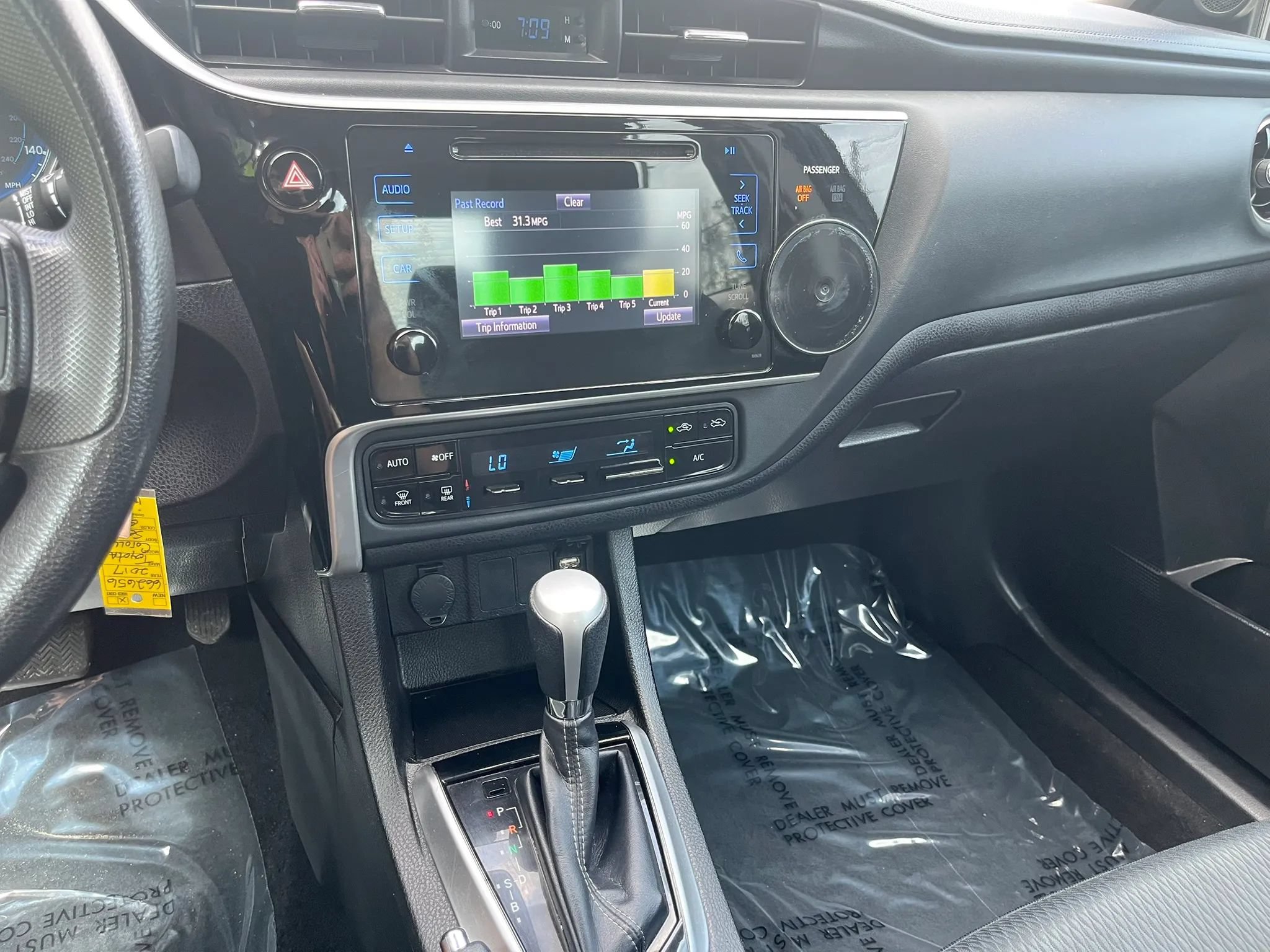 Used 2017 Toyota Corolla LE FWD image 18