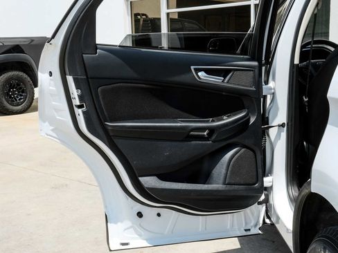 Used 2017 Ford Edge SE image 37