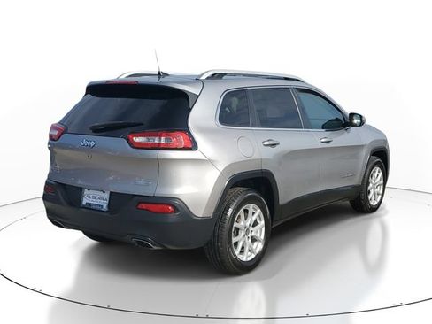 Used 2017 Jeep Cherokee Latitude w/ Cold Weather Group AWD/4WD image 4