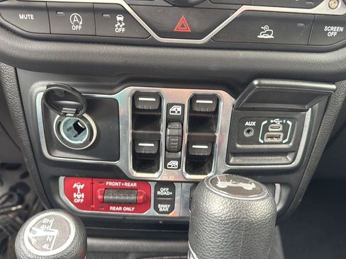 Used 2025 Jeep Wrangler Unlimited Rubicon AWD/4WD image 16