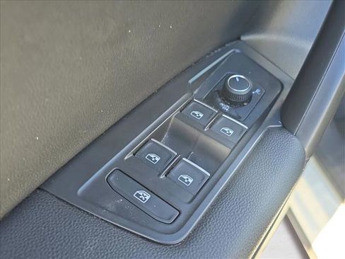 Used 2021 Volkswagen Tiguan SE image 8