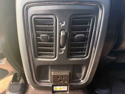 Used 2018 Jeep Grand Cherokee Altitude image 16