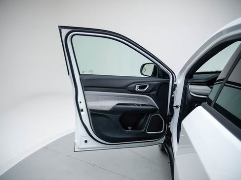 Used 2024 Jeep Compass Sport image 14