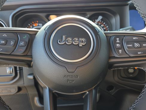 Used 2025 Jeep Wrangler Unlimited Rubicon w/ Technology Group image 40