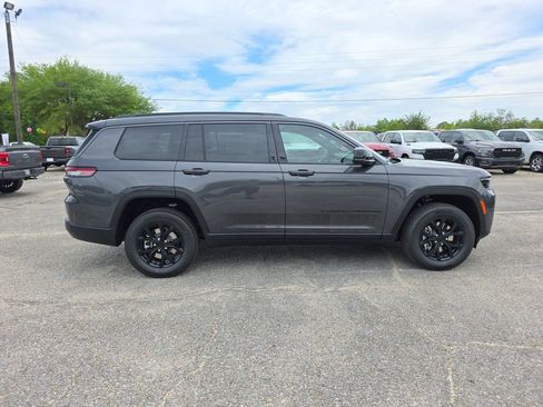 New 2026 Jeep Grand Cherokee L 2WD image 4