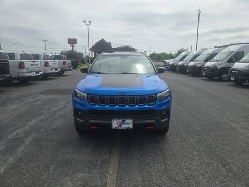 Used 2025 Jeep Compass Trailhawk w/ Trailhawk Elite Group AWD/4WD image 3