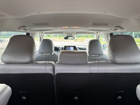 Used 2022 Toyota Highlander Limited FWD image 11