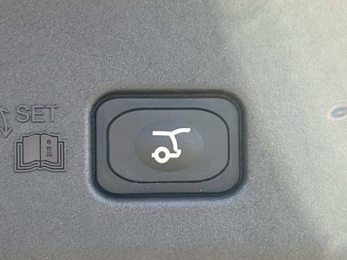 Used 2025 Lincoln Nautilus Reserve image 13