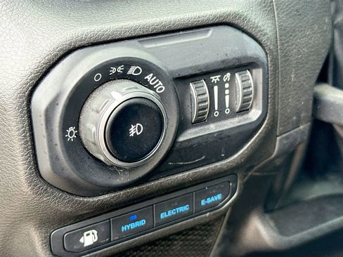 Used 2022 Jeep Wrangler Unlimited Sahara w/ Cold Weather Group AWD/4WD image 11