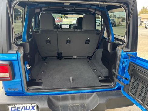 Used 2025 Jeep Wrangler Sport image 19