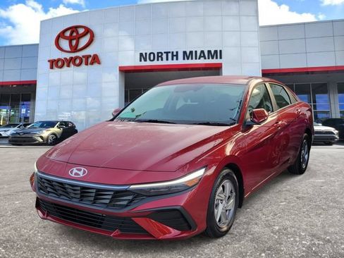 Used 2025 Hyundai Elantra SE FWD image 2