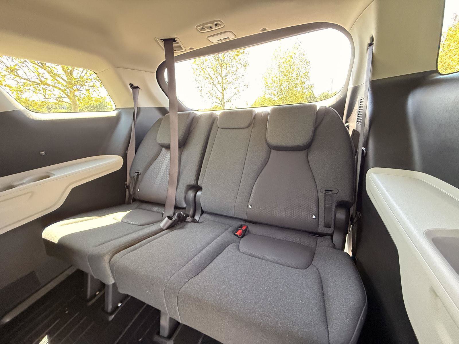 Used 2023 Kia Carnival LX FWD image 15