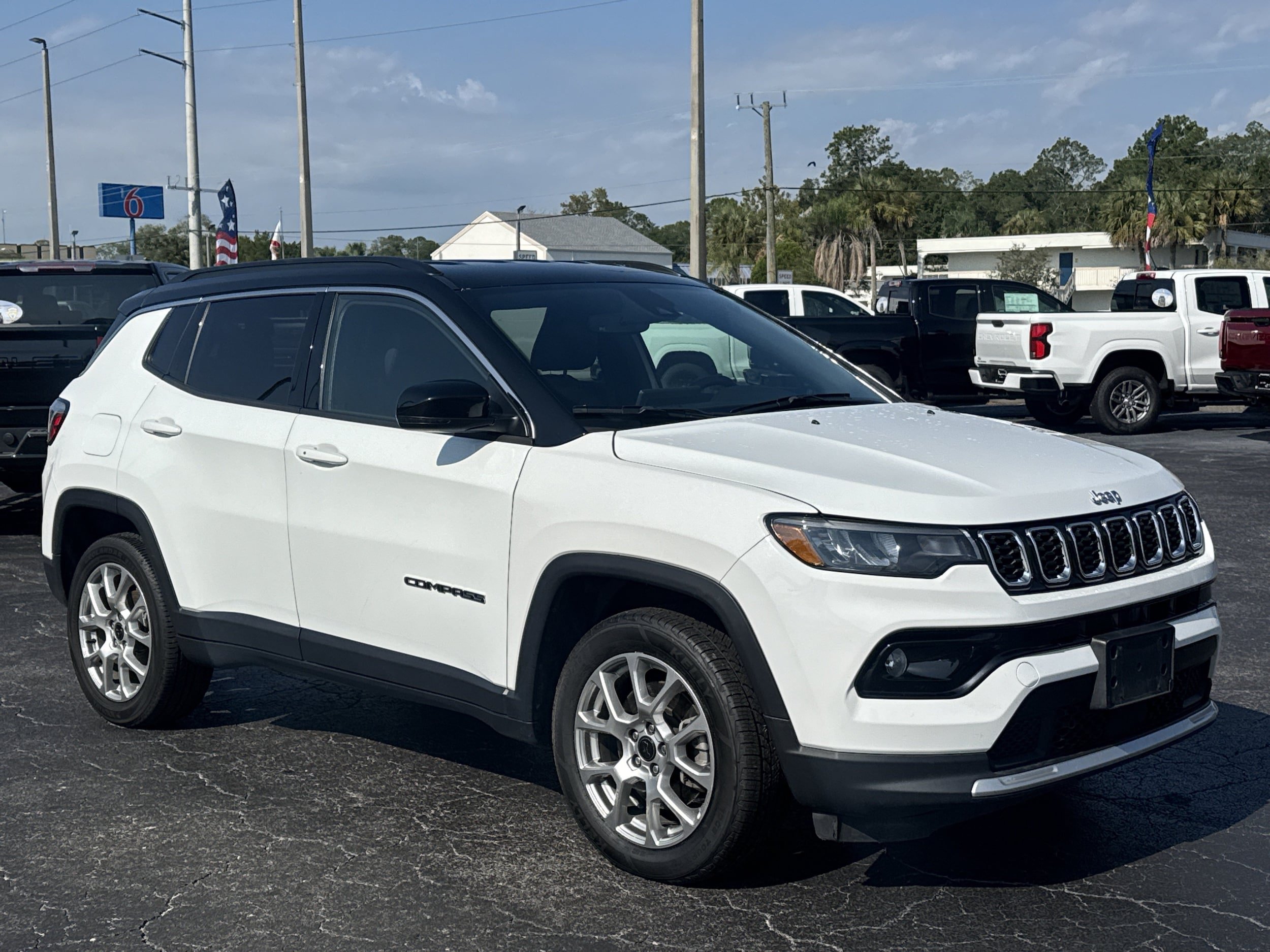 Used 2025 Jeep Compass Limited AWD/4WD image 3