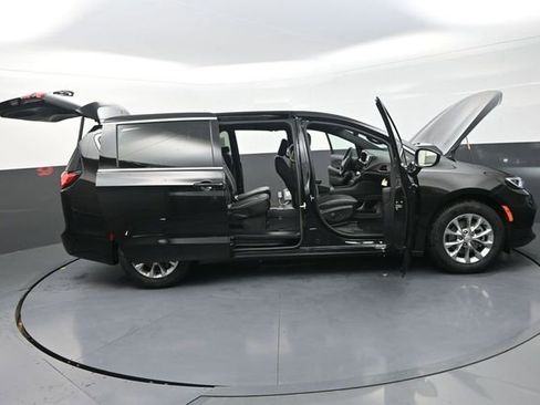 New 2026 Chrysler Pacifica Limited FWD image 35