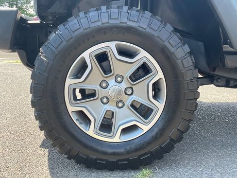 Used 2014 Jeep Wrangler Unlimited Rubicon w/ Connectivity Group AWD/4WD image 12