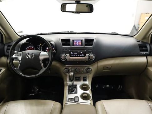 Used 2011 Toyota Highlander SE image 16