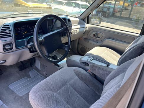 Used 1995 Chevrolet Suburban 4WD image 8