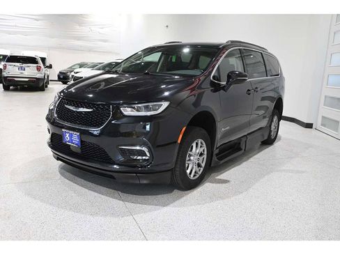 Used 2021 Chrysler Pacifica Touring w/ Cold Weather Group FWD image 10