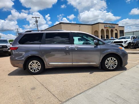 Used 2017 Toyota Sienna XLE w/ XLE Navigation Package FWD image 3