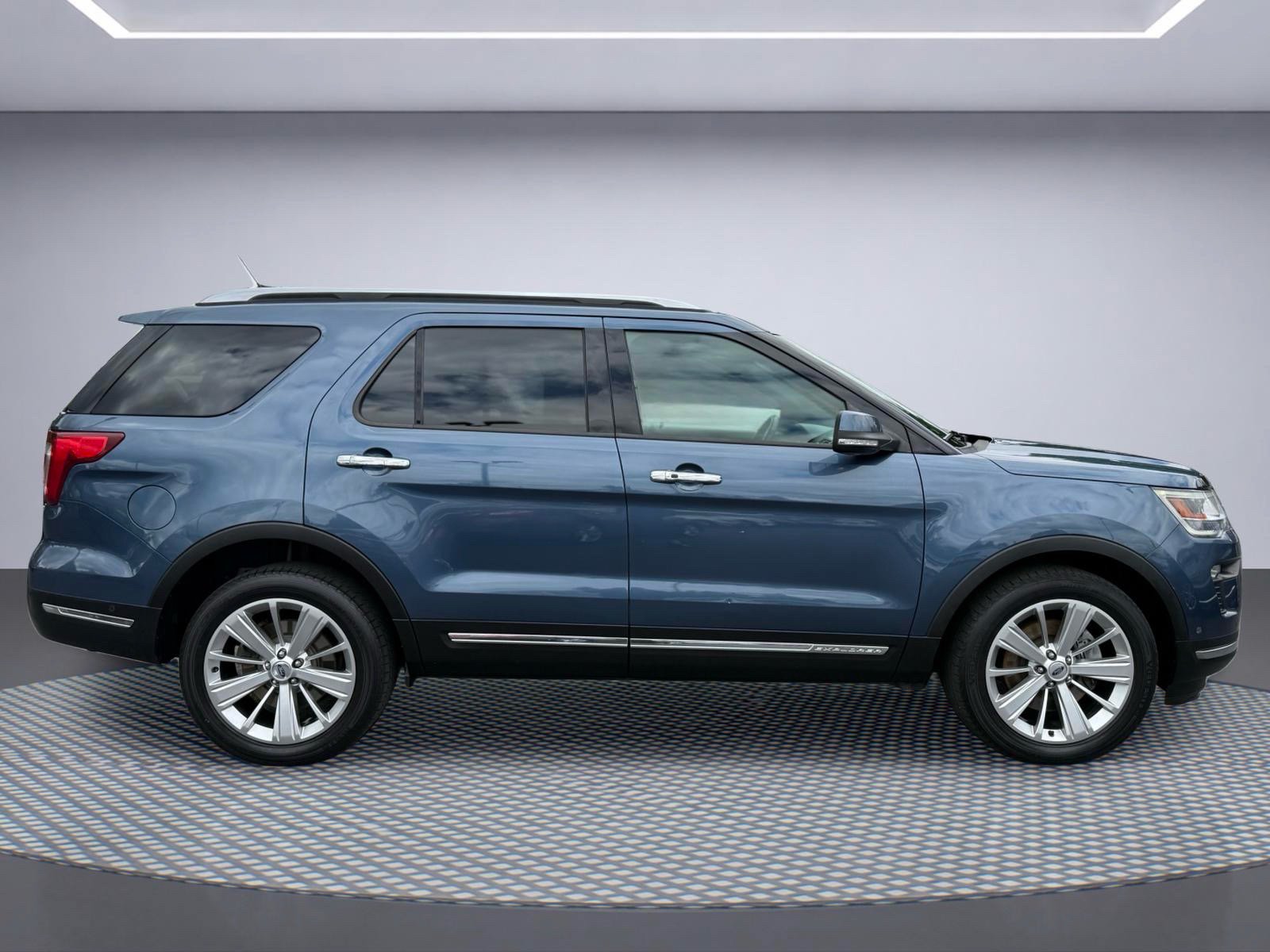 Used 2018 Ford Explorer Limited w/ Equipment Group 301A AWD/4WD image 11