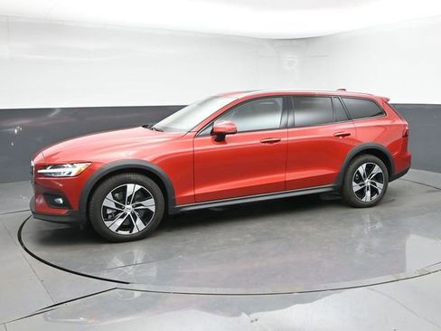 Used 2025 Volvo V60 B5 Cross Country Plus AWD/4WD image 4