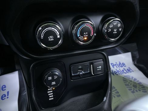 Used 2016 Jeep Renegade Trailhawk image 24