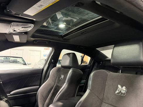Used 2019 Dodge Charger Scat Pack w/ Dynamics Package RWD image 24