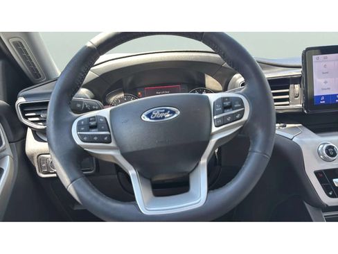 Used 2023 Ford Explorer XLT w/ Equipment Group 202A AWD/4WD image 17