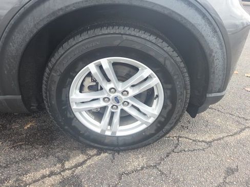 Used 2020 Ford Explorer XLT image 2