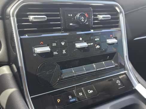 Certified 2025 Nissan Armada SV image 27