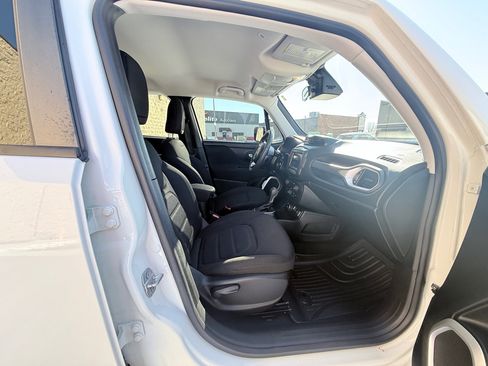 Used 2018 Jeep Renegade Latitude image 11