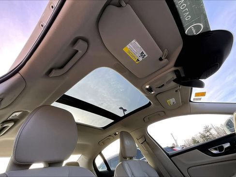 Used 2019 Volvo S60 T6 Momentum image 13