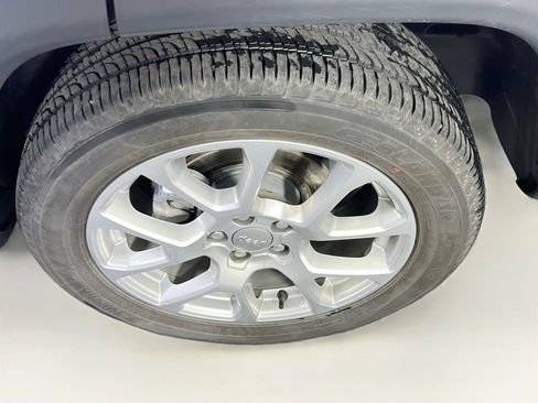 Used 2022 Jeep Compass Latitude w/ Sun and Sound Group image 30